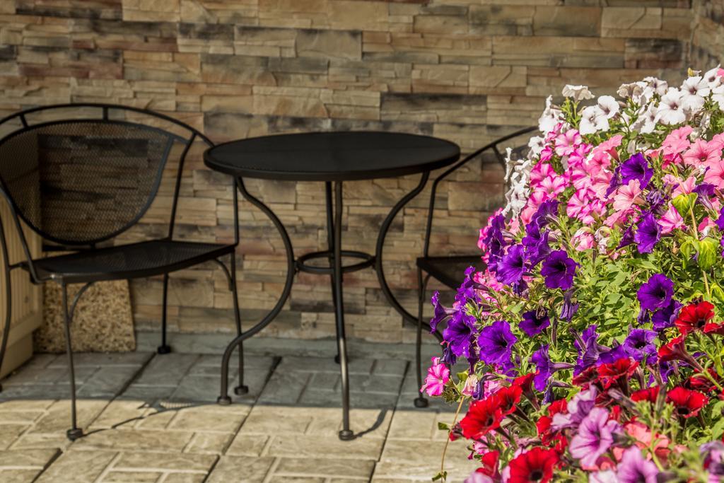 Americas Best Value Inn & Suites Детройт-Лейкс Экстерьер фото