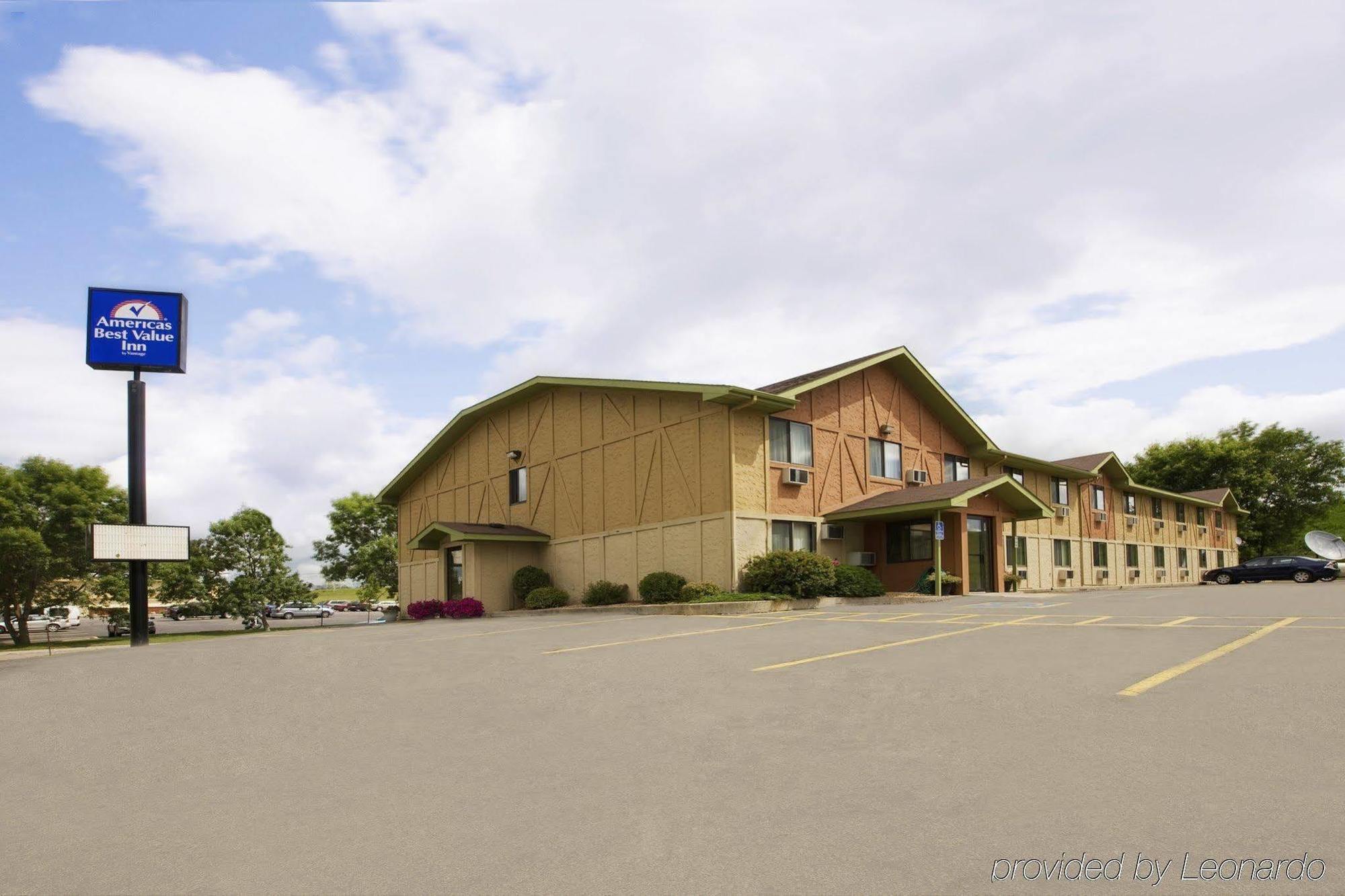 Americas Best Value Inn & Suites Детройт-Лейкс Экстерьер фото