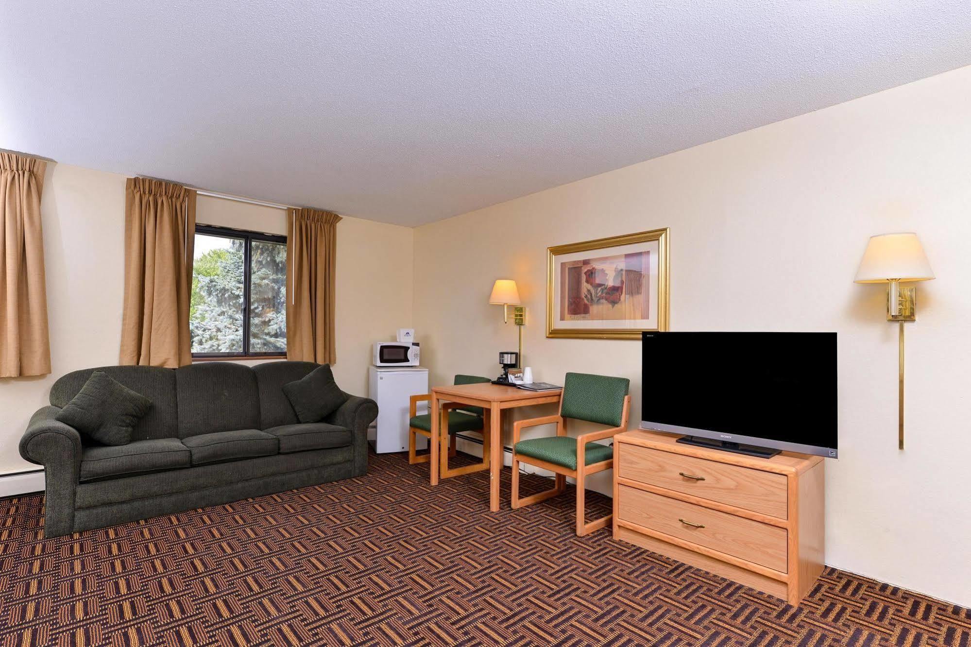 Americas Best Value Inn & Suites Детройт-Лейкс Экстерьер фото